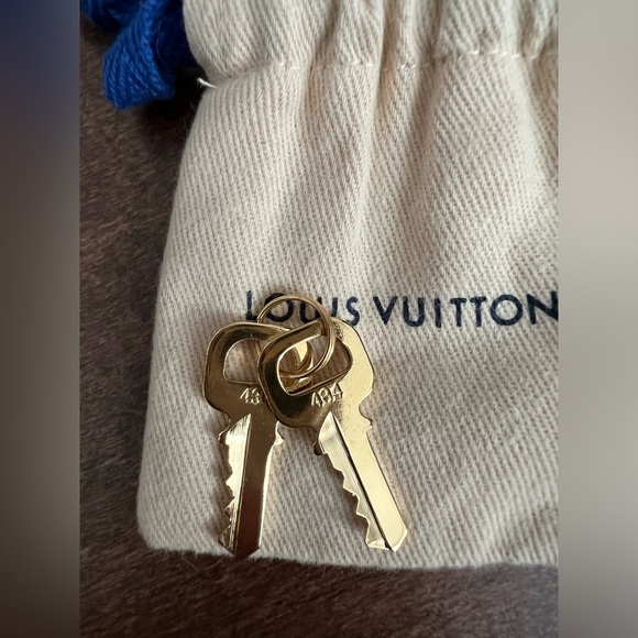Authentic Louis Vuitton pouch and 2 keys - Picture 3 of 3